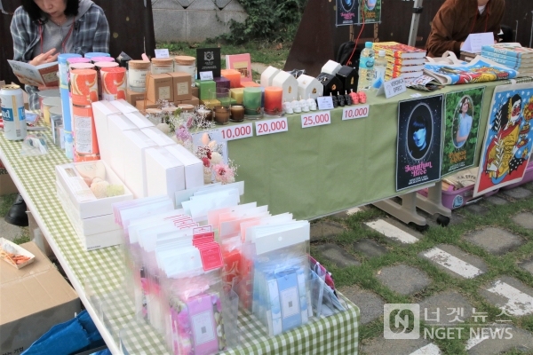 연희 독립 책방들이 책을 전시하며 팔고 있다.(사진=김나경 기자)