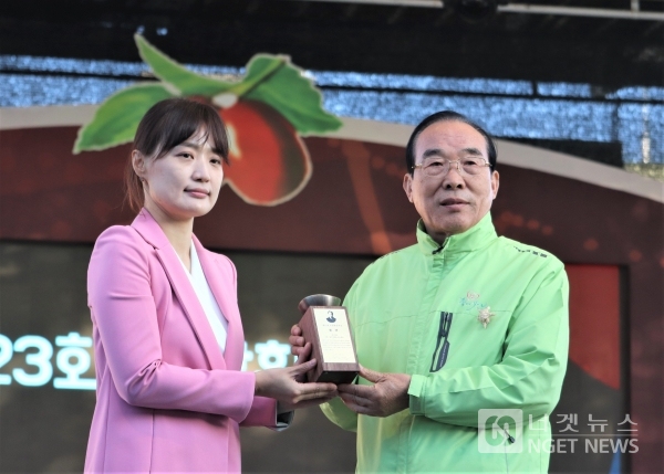 오장환 문학상을 수상한 이근화 시인(왼쪽)과 장상혁 군수(사진=오원숙 기자)