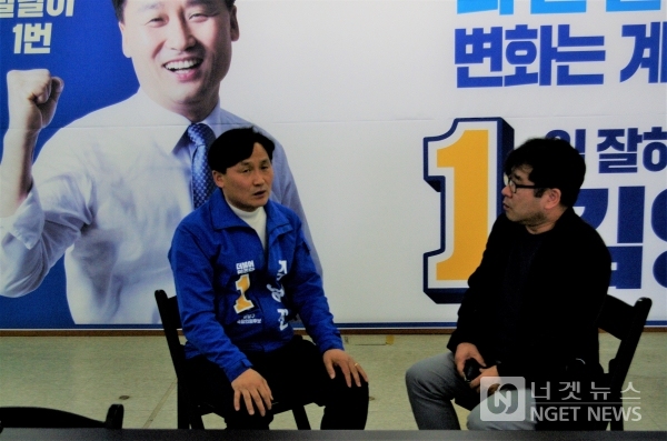 김영진 의원(왼쪽)과 공기택 저자가 의견을 나누고 있다.(사진=김규용 기자)