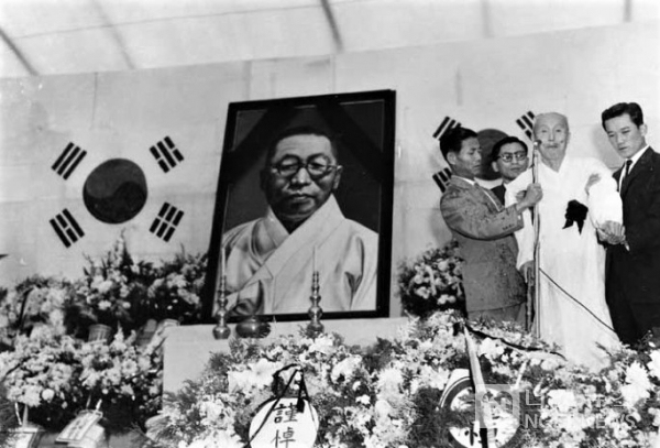이승만 대통령이 하야하자 1949년 이래 처음으로 효창공원에서 고 백범 김구선생의 11주기 추념식이 공식적으로 열렸다.(출처=국가기록사진)