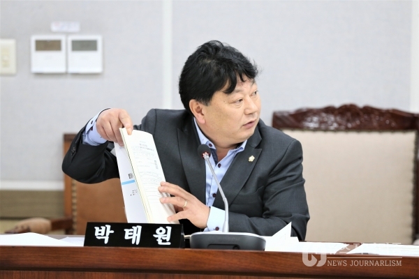 지난 행정감사 기간에 질문을 던지는 박 의원(사진=수원시의회 제공)