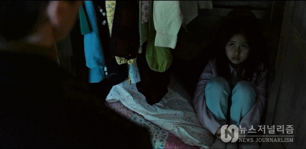 과거 유진의 방의 옷장에 숨어있는 예나(사진=영화속 장면)