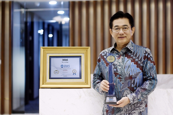 우리소다라은행 최정훈 법인장이 인포뱅크 매거진에서 수여한 ‘25년 연속 최우수은행’ 트로피를 들고 기념촬영을 하고 있다. 사진=우리은행