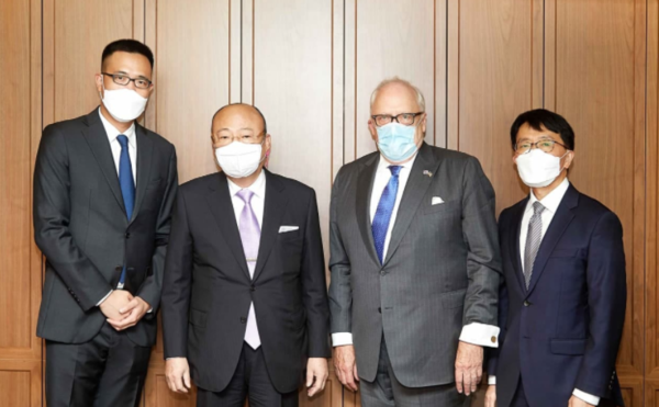 김승연 한화그룹 회장은 6월 30일 저녁 서울 더플라자 호텔에서 에드윈 퓰너 미국 헤리티지재단 아시아연구센터 회장을 만나 한·미 공존과 번영 방안 등에 대한 의견을 나눴다.