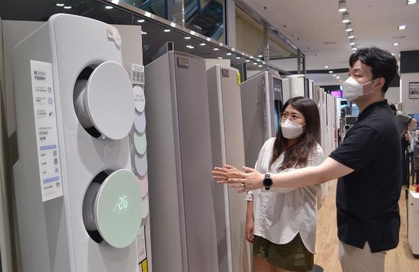 전자랜드 파워센터 용산점에서 고객들이 에어컨을 살펴보고 있다.(사진=전자랜드)