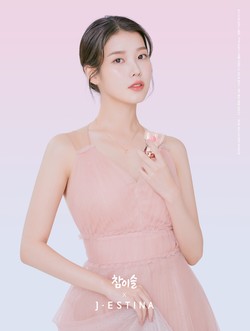 ‘참이슬 x 제이에스티나’ 한정판 굿즈 아이유 착용 이미지. 사진=하이트진로