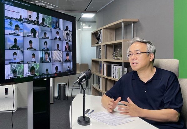 남철 첨단소재사업본부장이 상반기에 채용한 경력사원들을 대상으로 특강을 진행하고 있다. 사진=LG화학