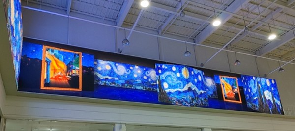 대형 LED 전광판이 설치돼 있는 쇼핑몰 모습. 사진=LG전자 