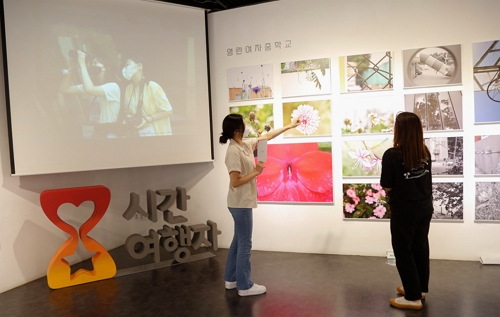 13일 서울 혜화동 혜화아트센터에서 열린 ㈜두산 청소년 정서함양 사회공헌 프로그램 ‘시간여행자’ 전시회 작품을 관람객들이 둘러보고 있다. 사진=두산