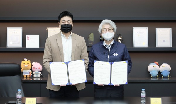 DGB금융지주 김태오 회장(오른쪽) 카카오페이 류영준 대표가 협약식에서 기념 사진을 찍고 있다. 사진=DGB금융지주