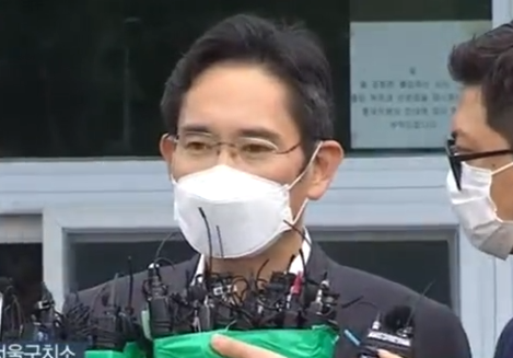 13일 이재용 부회장 출소 방송화면 캡쳐.