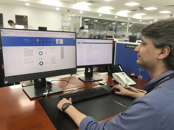 신한은행 인도본부 정보보호 담당자인 사미르차장이 글로벌 정보보호 포털 시스템을 통해 모니터링 하는 모습. 사진=신한은행