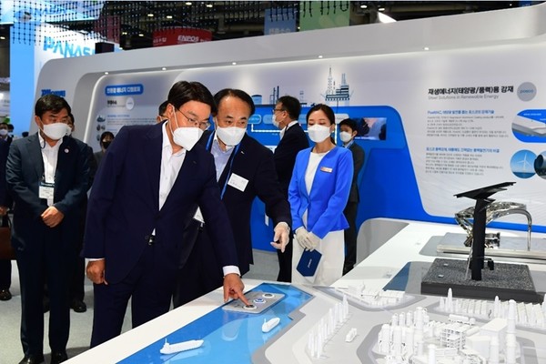 포스코그룹 최정우 회장(왼쪽에서 두번째)이 8일 수소모빌리티+쇼의 포스코그룹 부스를 관람하고 있다. 사진=포스코