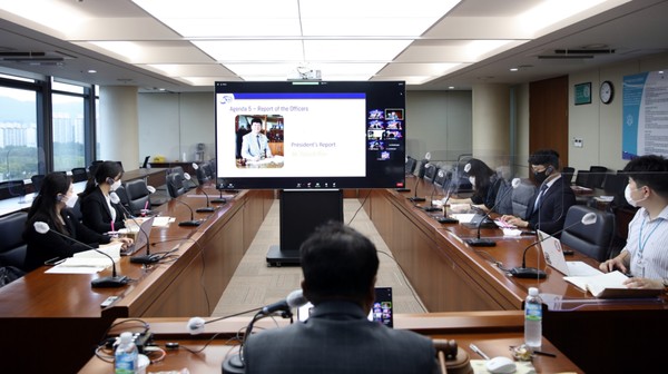 김윤식 신협중앙회장 겸 아시아신협연합회장이 제40차 아시아신협연합회 정기총회를 진행하고 있다. 사진=신협중앙회