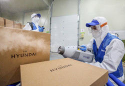 명절선물세트 방역 처리 과정. 사진=현대백화점