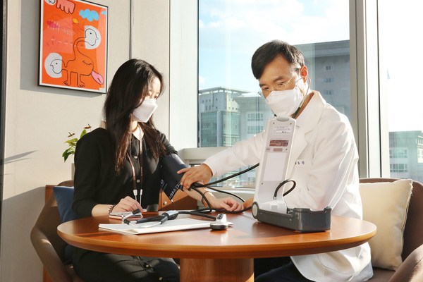 국민은행 여의도 신관에 위치한 건강전략센터에서 김동진(가정의학과 전문의) 원장이 방문한 직원의 건강상담을 하고 있다. 사진=KB국민은행