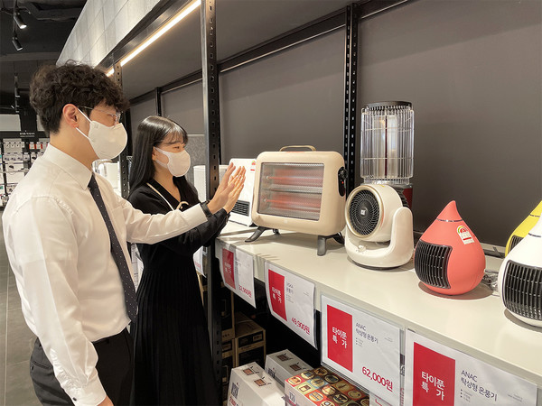전자랜드 타이푼에서 고객들이 난방가전을 살펴보고 있다.(사진=전자랜드)