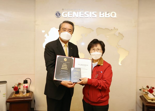 김승엽 한국마케팅협회 부회장(왼쪽)과 윤경주 제너시스BBQ 부회장(오른쪽)이 대한민국브랜드대상 브랜드혁신 부문 최우수상을 수상한 후 기념촬영을 하고있다. 사진=제너시스BBQ