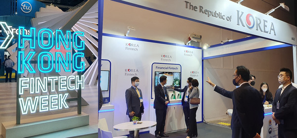 지난 3일 홍콩 완차이섬에 위치한 홍콩 컨벤션 센터에서 개최된 ‘제6회 홍콩 핀테크 위크’에서 한국관 신한은행 부스를 찾은 방문자에게 신한은행 관계자가 설명해주는 모습. 사진=신한은행