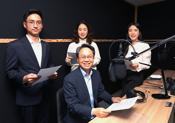 진옥동 신한은행장과 임직원들은 덕수궁 관람객을 위한 음성안내 서비스 제작에 참여했다. 사진=신한은행