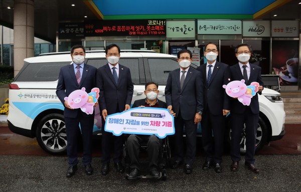 신협사회공헌재단이 한마음장애인자립생활센터에 기부한 어부바 차량 13호. 사진=신협사회공헌재단