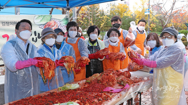 성남시 분당구 삼평동을 중심으로 지역사회 봉사를 펼치고 있는 아띠봉사단은 10일 삼평동행정복지센터 앞마당에서 이웃돕기 김장행사를 가졌다.