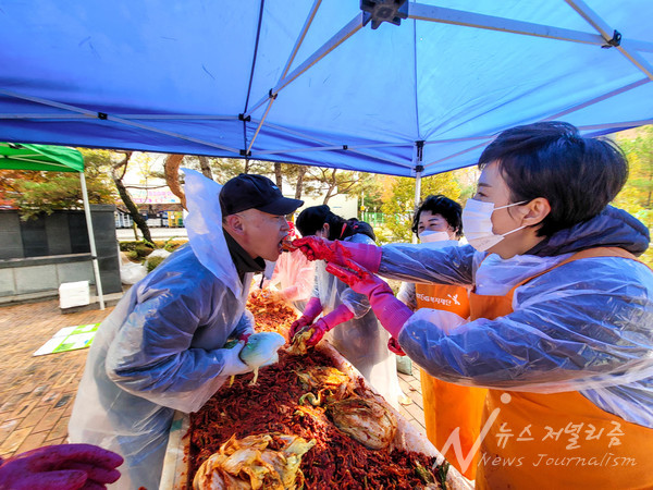 성남시 분당구 삼평동을 중심으로 지역사회 봉사를 펼치고 있는 아띠봉사단은 10일 삼평동행정복지센터 앞마당에서 이웃돕기 김장행사를 가졌다.