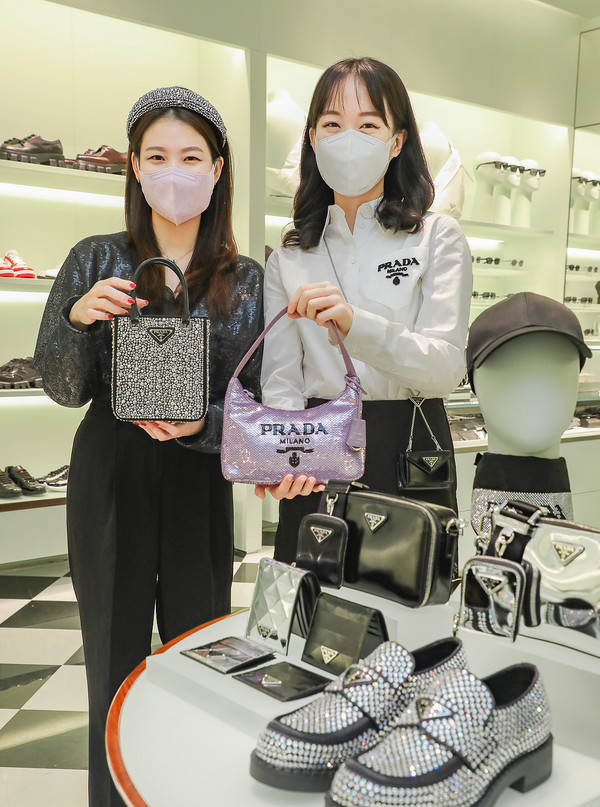 12일 오전, 서울 영등포구 현대백화점 더현대 서울 1층 프라다 부티크 매장에서 직원들이 상품을 소개하고 있는 모습. 사진=현대백화점