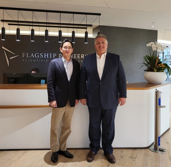 16일(현지시간) 미국 매사추세츠주 캠브리지에서 만난 이재용 삼성전자 부회장(왼쪽)과 누바 아페얀(Noubar Afeyan) 모더나 공동 설립자 겸 이사회 의장(오른쪽)의 모습.(사진=삼성전자)