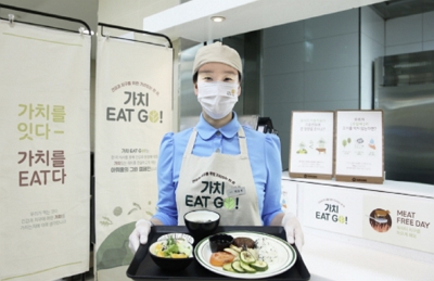 아워홈 영양사가 식단을 소개하고 있다. 사진=아워홈 