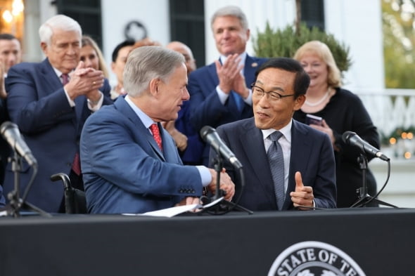 11월 24일 그랙 애벗 텍사스 주지사(좌)와 김기남 삼성전자 부회장이 부지선정 계약을 맺고 악수하고 있다. 