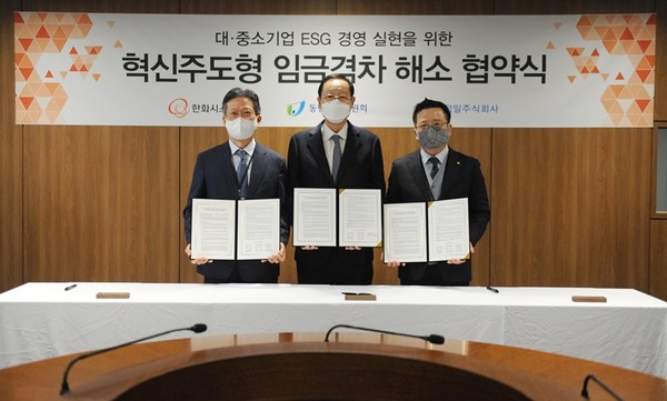 (왼쪽부터) 김용수 ㈜연합정밀 대표, 권기홍 동반성장위원회 위원장, 어성철 한화시스템 대표이사. 사진=한화시스템