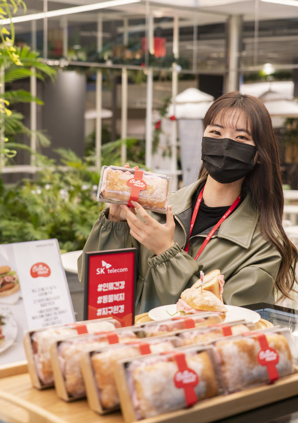 SKT 직원이 대체육을 활용한 샌드위치를 이용하고 있는 모습.(사진=SK텔레콤)