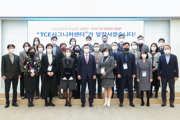 권광석 우리은행장(가운데)은 TCE시그니처센터와 본점에서 근무하게 되는 씨티은행 직원(22명) 대상 오리엔테이션을 실시하고 기념촬영을 하고 있다. 사진=우리은행