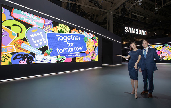CES 2022가 열리는 미국 라스베이거스 컨벤션 센터의 삼성전자 전시관에서 삼성전자 모델이 16m와 8m에 달하는 2개의 LED 사이니지 월을 이용한 '쇼윈도(Show Window)' 콘셉트의 미디어 월을 선보이고 있다.(사진=삼성전자)