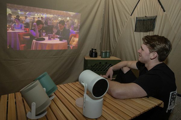 CES 2022가 열리는 미국 라스베이거스 컨벤션 센터의 삼성전자 전시관에서 삼성전자 모델이 포터블 스크린 신제품 '더 프리스타일' 체험존에서 영상을 즐기고 있다.(사진=삼성전자)