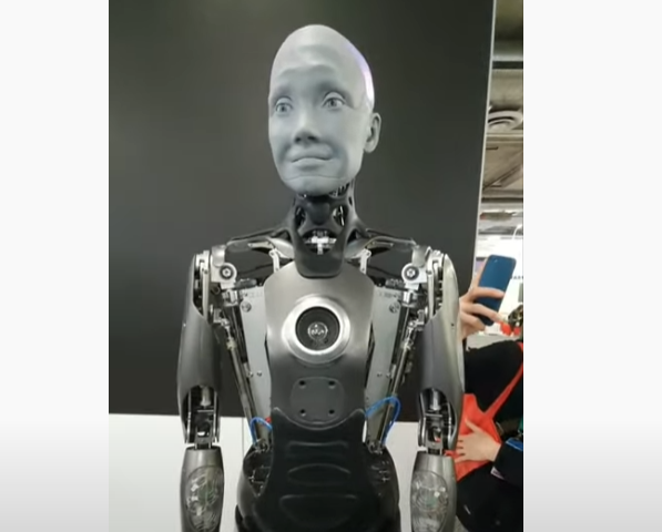 CES 2021 전시장에 비치된 휴머노이드 아메카가 관람객들과 대화하는 모습.(사진=유튜브 캡쳐)