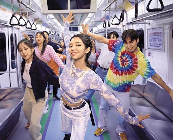 인플루언서로 종횡무진 활동 중인 가상인간 '로지'(사진 가운데. 광고화면 캡쳐)