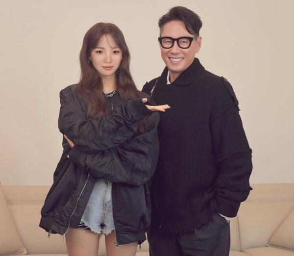 래아(왼쪽) 가수 윤종신(오른쪽)과 손잡고 가수까지 데뷔한다. (사진=LG전자)