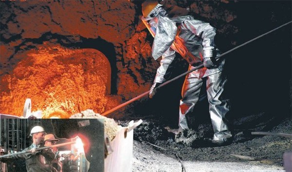 지난해 12월 29일 경북 포항제철소 1고로(용광로) 작업자가 생산 중단(종풍) 직전 마지막 쇳물을 생산하고 있다. (사진=포스코)