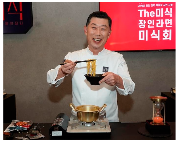 김홍국 하림그룹 회장이 기자간담회장에서 The미식 장인라면을 직접 끓여 설명하는 모습.(사진=하림)