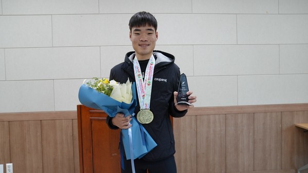 쿠팡이 청소년 대표로 첫 국제 대회 육상 스탠딩 부문에서 금메달 2관왕을 한 쿠팡 장애인선수단 소속 이상혁 선수에게 포상을 진행했다. 사진=쿠팡