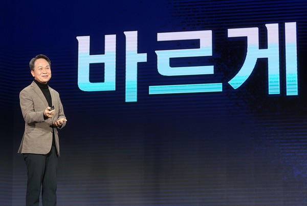 서울시 송파구 올림픽 핸드볼 경기장과 전국 영업점 대상 생중계 방식으로 진행된 2022년 경영전략회의에서 진옥동 신한은행장이 강연하는 모습. 사진=신한은행