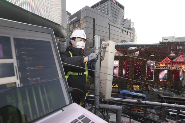  KT 네트워크 전문가가 주요 번화가(명동)의 무선 품질을 점검하는 모습.(사진=KT)