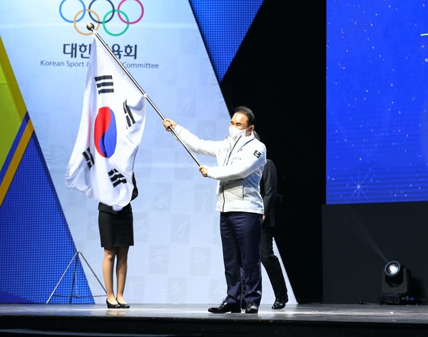 25일 서울시 송파구 올림픽공원 올림픽홀에서 열린 '2022 베이징 동계올림픽 대한민국 선수단 결단식'에서 윤홍근 회장이 태극기를 흔들고 있다. 사진=제너시스 비비큐