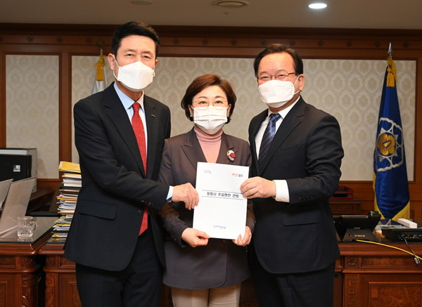 2월 11일 면담 이후 이강덕 포항시장, 김정재 국회의원, 김부겸 국무총리가 사진을 찍고 있다.(사진=포항시)