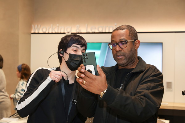 미국 텍사스 스톤브라이어 몰에 위치한 '삼성 익스피리언스 스토어'에서 '갤럭시 S22' 시리즈를 체험하고 있는 모습.(사진=삼성전자)