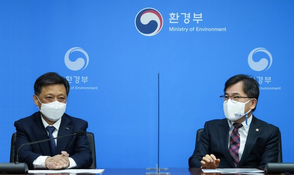 김학동 포스코 대표이사 부회장(왼쪽)이 25일 서울시 한강홍수통제소를 방문하여 TMS 무선 통신망 도입을 위해 적극 협조해준 홍정기 환경부 차관(오른쪽)에게 감사의 뜻을 전하고 있다.(사진=포스코)