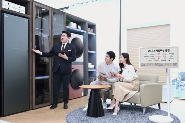 LG전자가 웨딩, 이사, 여행, 생활 등 4개 분야 19개 업체와 협업해 생활 속 다양한 영역에서 고객에게 혜택을 제공하는 통합 제휴 서비스 ‘LG 오브제컬렉션 클럽(LG Objet Collection Club)’을 선보였다. 모델들이 서울시 강서구에 있는 LG전자 베스트샵 강서본점에서 LG 오브제컬렉션 클럽을 체험하고 있다. 사진=LG전자