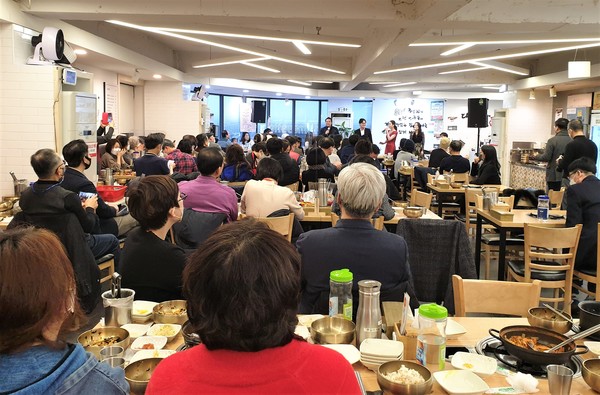 식사를 마치고 성악가들이  공연을 시작하고 있다(사진=김규용 기자)